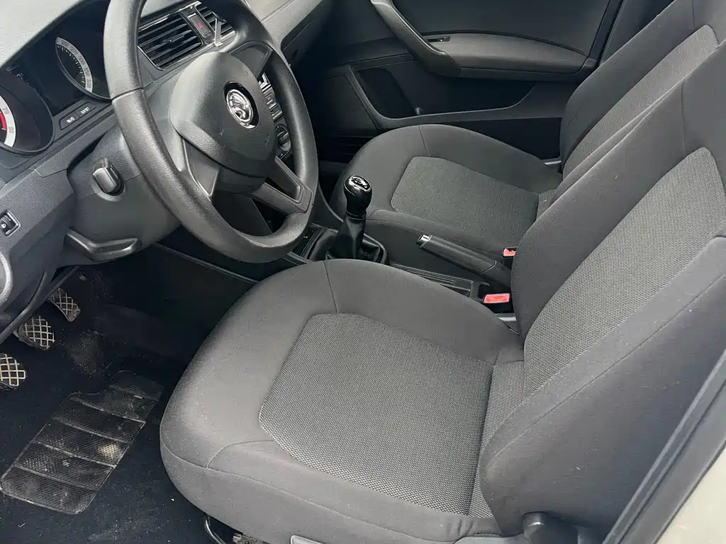 Skoda Rapid Spaceback 2017 — фото 10