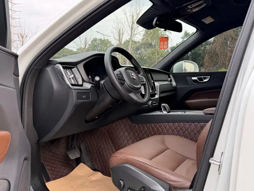 Volvo XC60 2022 — фото 8