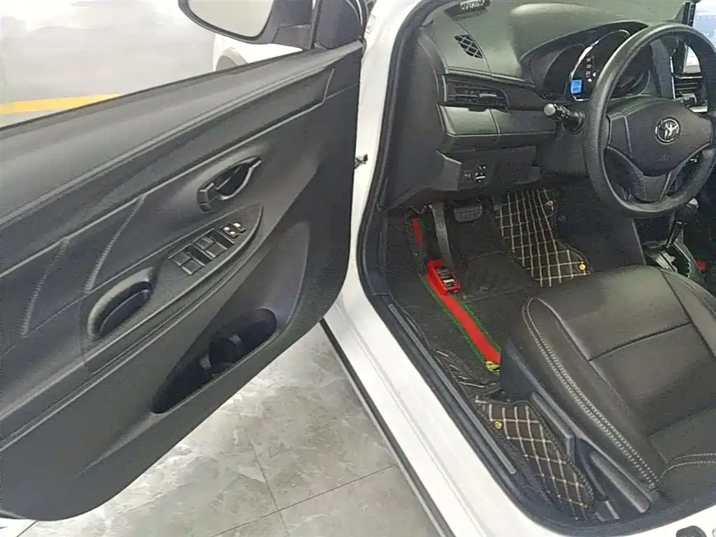 Toyota Yaris L 2020 — фото 16