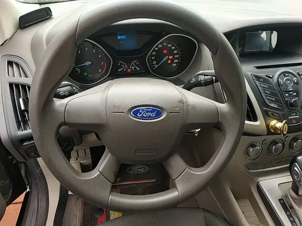 Ford Focus 2014 — фото 11