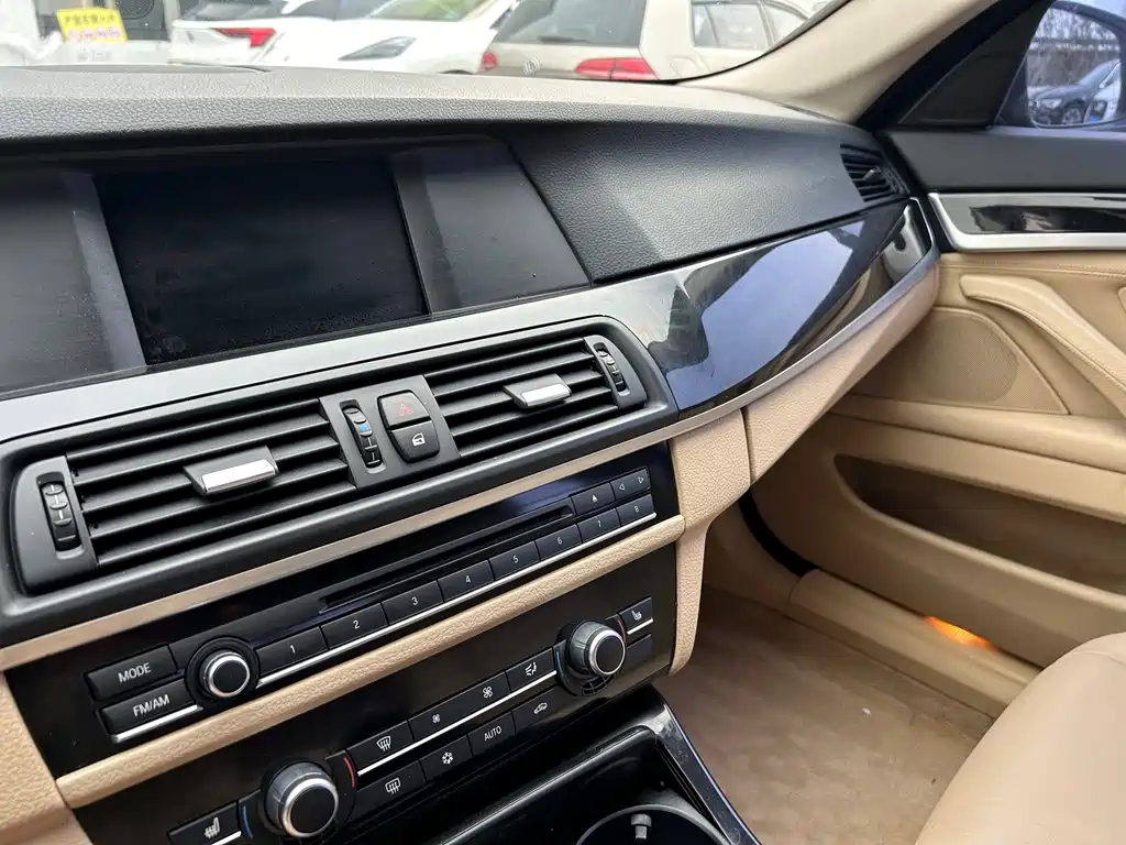 BMW 5 Series 2011 — фото 14
