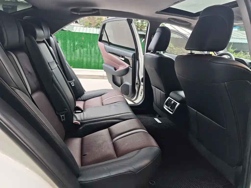 Toyota Crown 2017 — фото 10