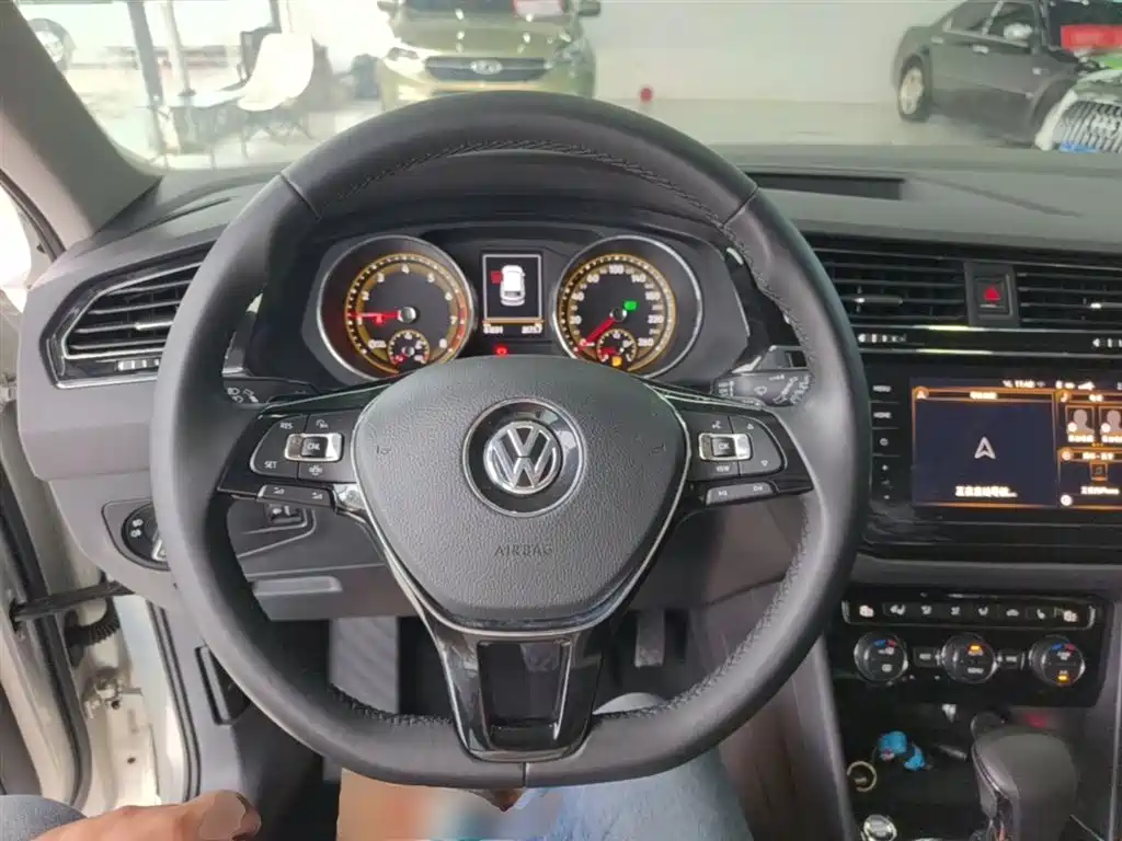 Volkswagen Tiguan L 2020 — фото 11