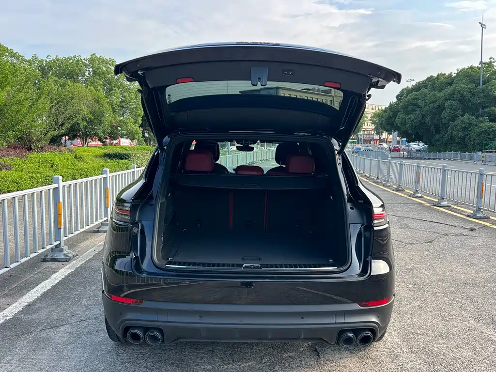 Porsche Cayenne Hybrid 2021 — фото 17