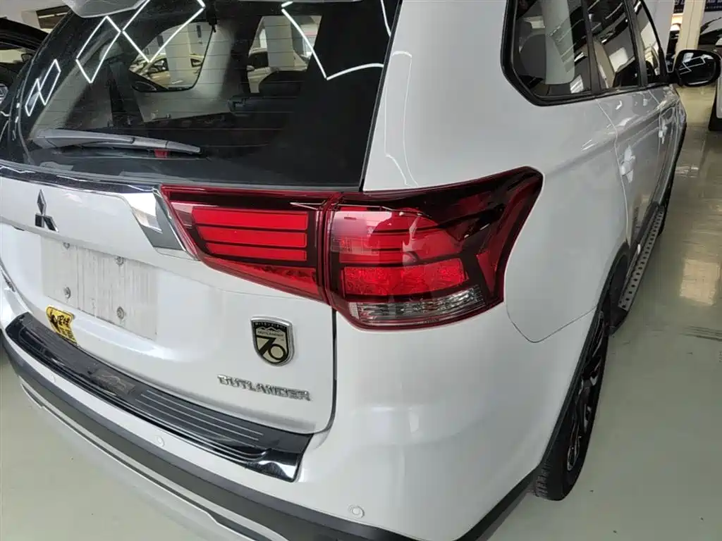 Mitsubishi Outlander 2019 — фото 8