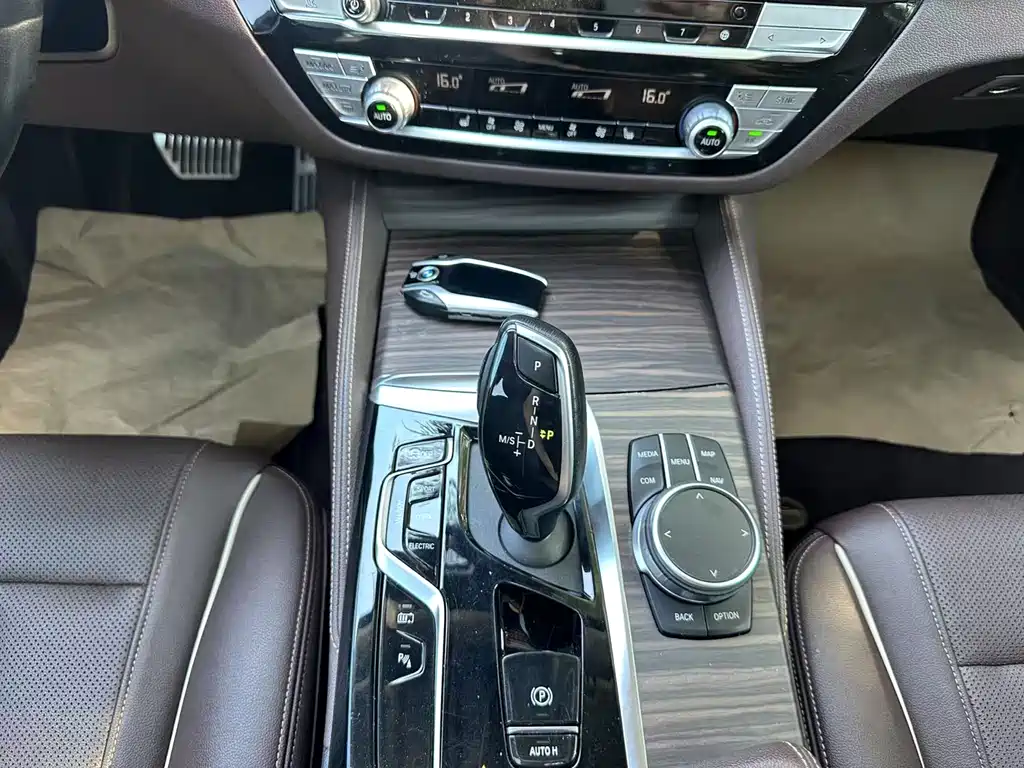 BMW 5 Series New Energy 2021 — фото 16