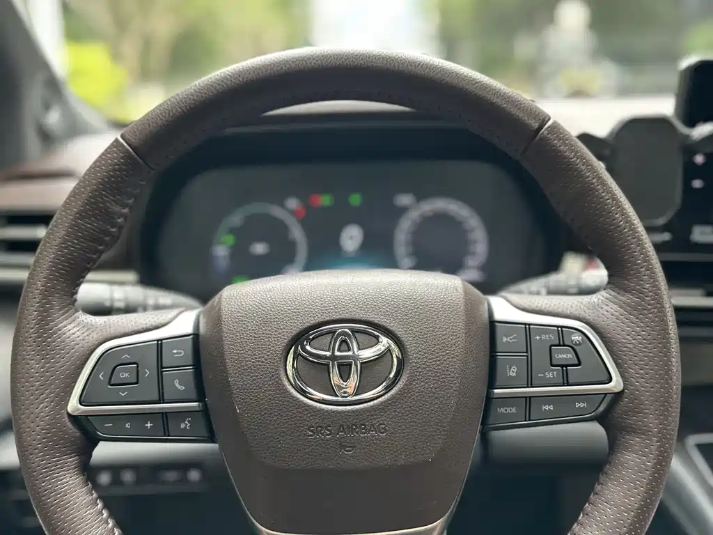Toyota Granvia 2023 — фото 14