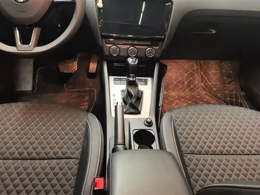 Skoda Octavia 2021 — фото 16