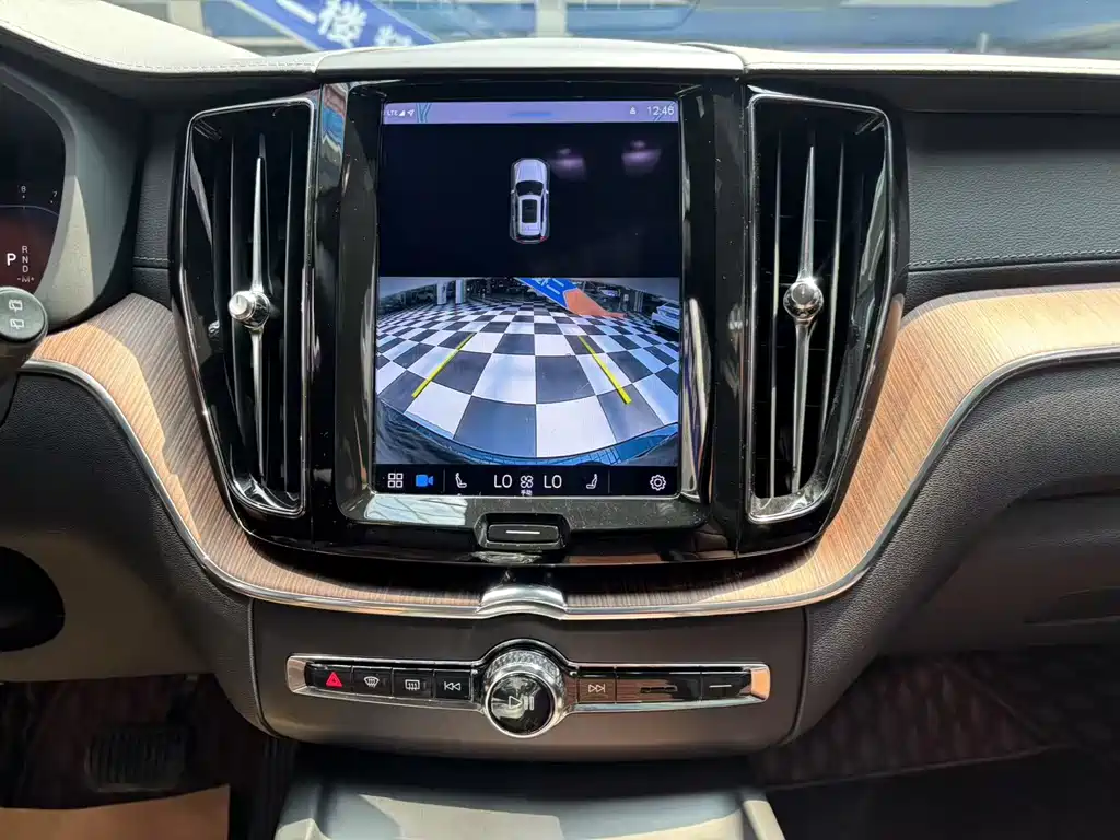 Volvo XC60 2022 — фото 10