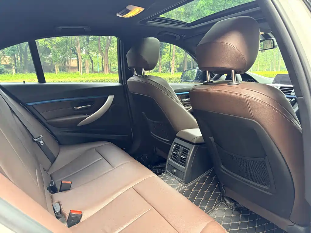 BMW 3 Series 2019 — фото 12