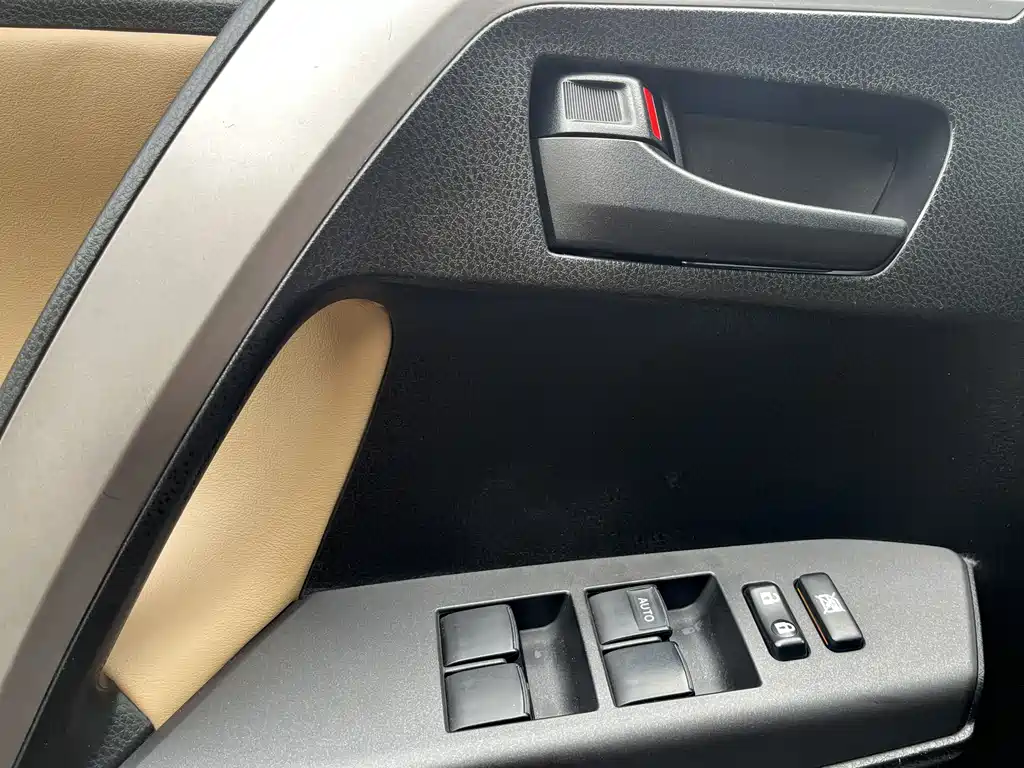 Toyota RAV4 2017 — фото 13