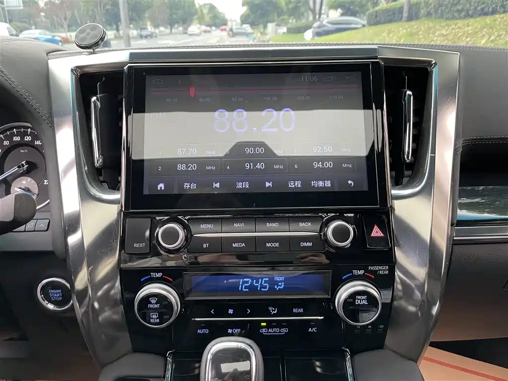 Toyota Alphard 2018 — фото 11