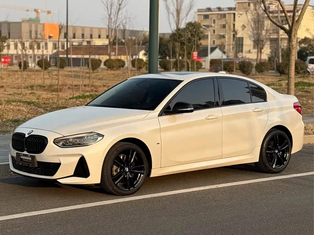 BMW 1 Series 2022 — фото 1