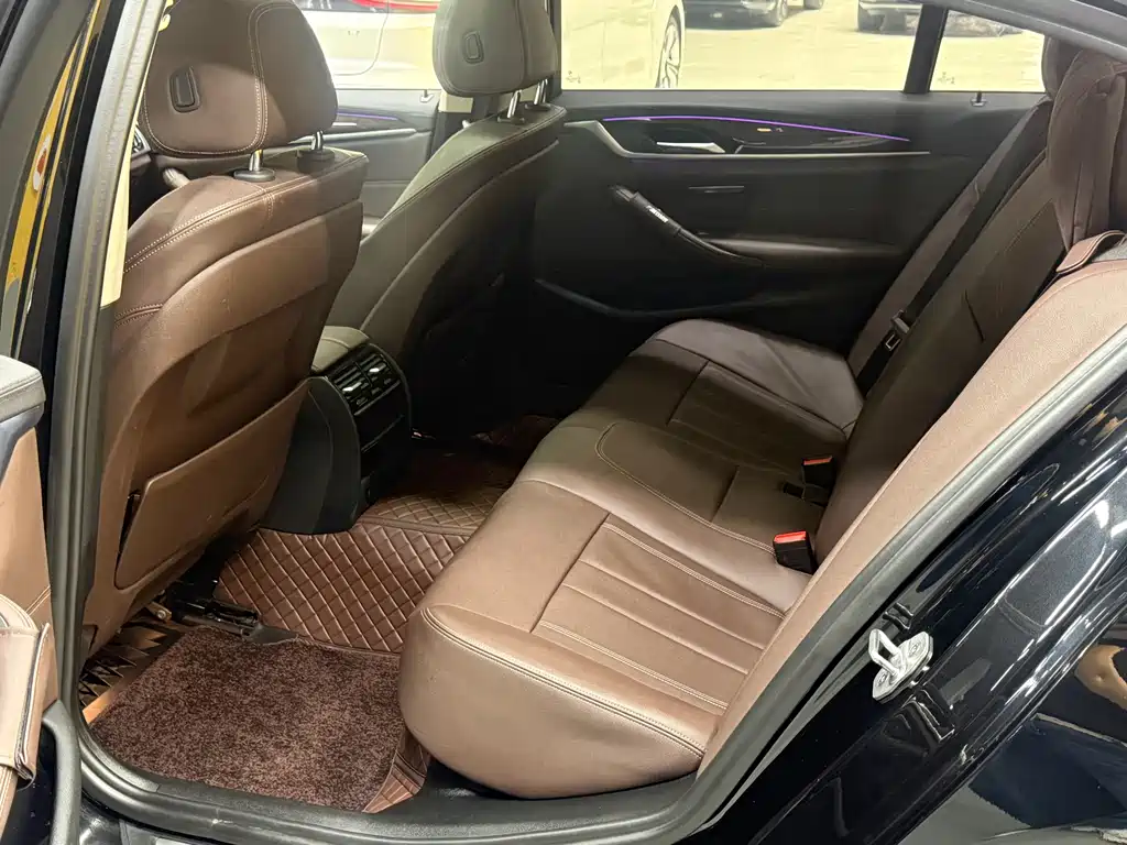 BMW 5 Series 2019 — фото 16
