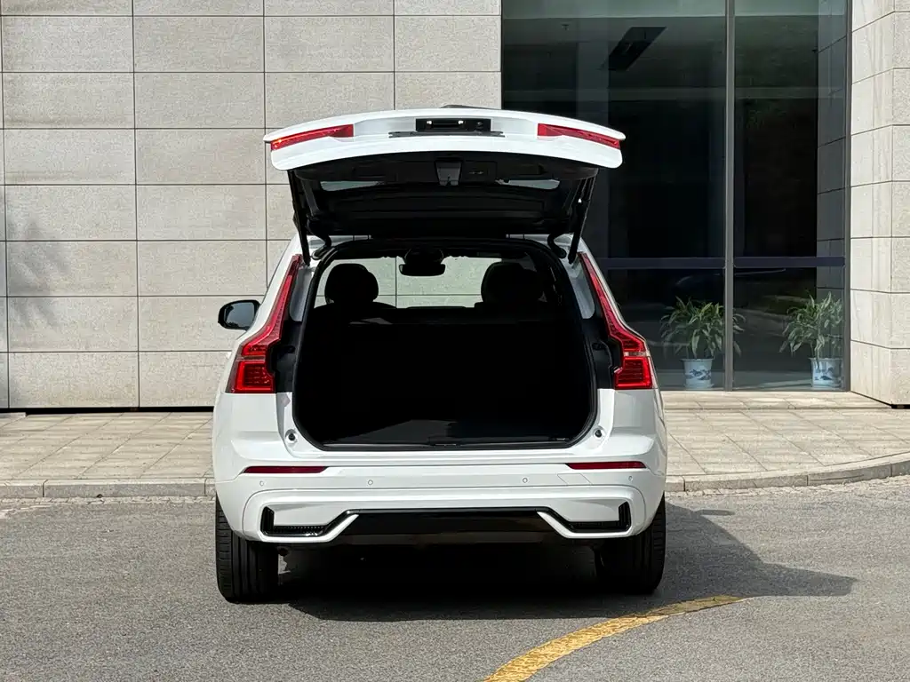 Volvo XC60 2022 — фото 18
