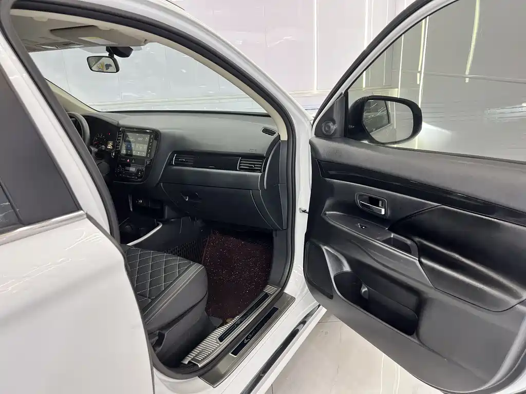Mitsubishi Outlander 2022 — фото 17