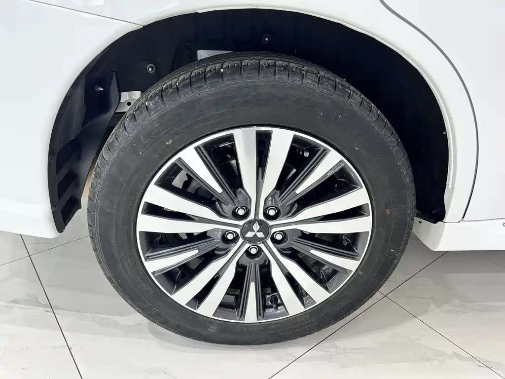Mitsubishi Outlander 2022 — фото 18