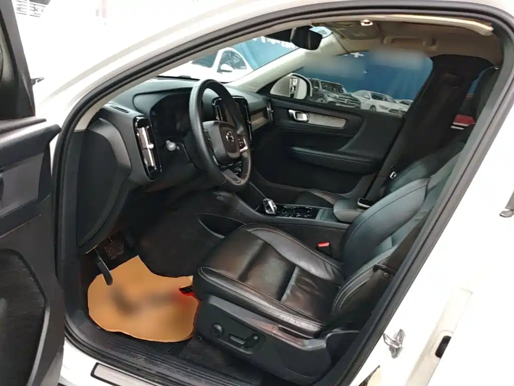 Volvo XC40 2021 — фото 11