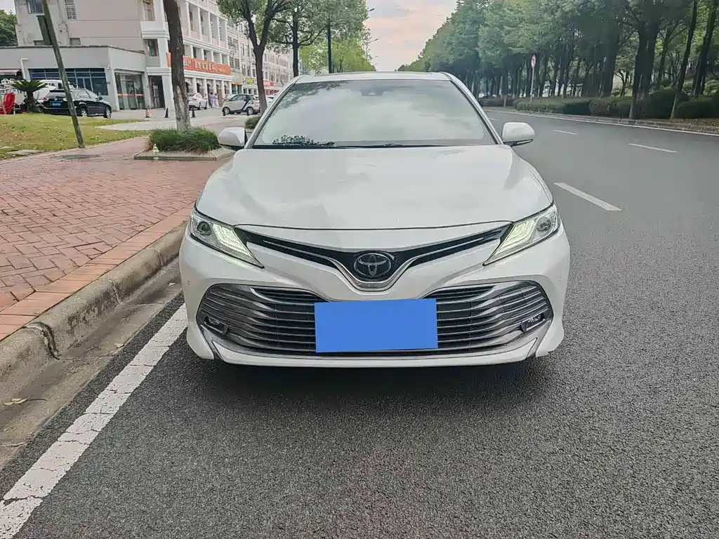Toyota Camry 2019 — фото 2
