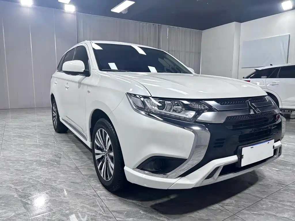 Mitsubishi Outlander 2023 — фото 3