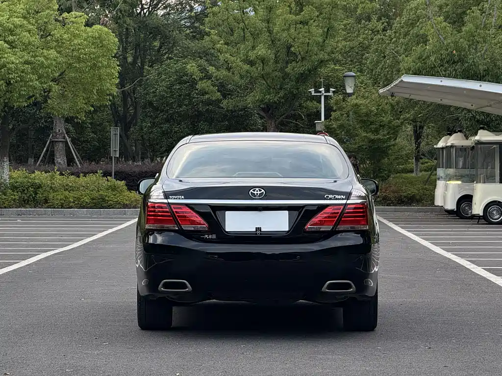 Toyota Crown 2015