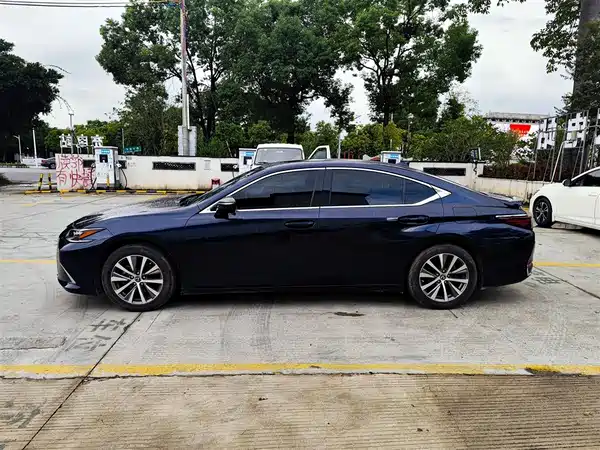 Lexus ES 2021