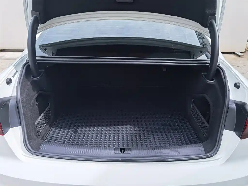 Audi A4L 2021 — фото 10