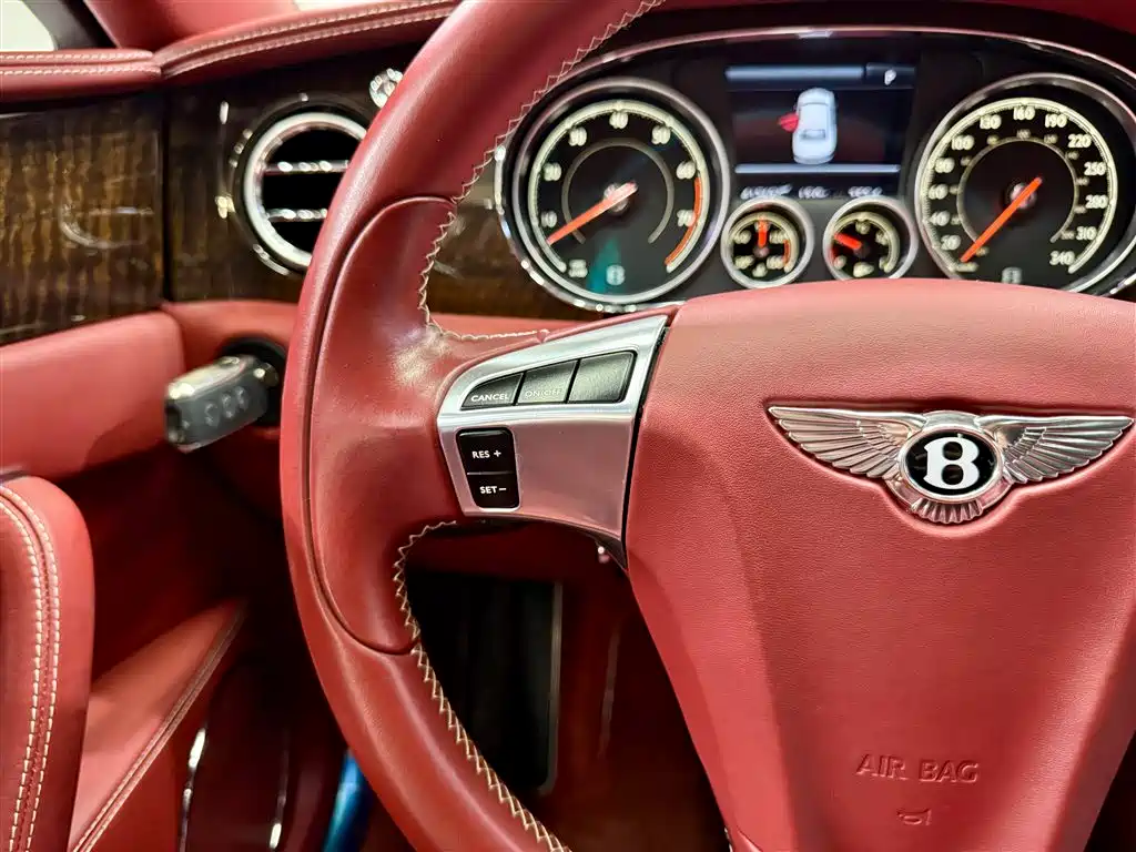 Bentley Flying Spur 2018 — фото 15