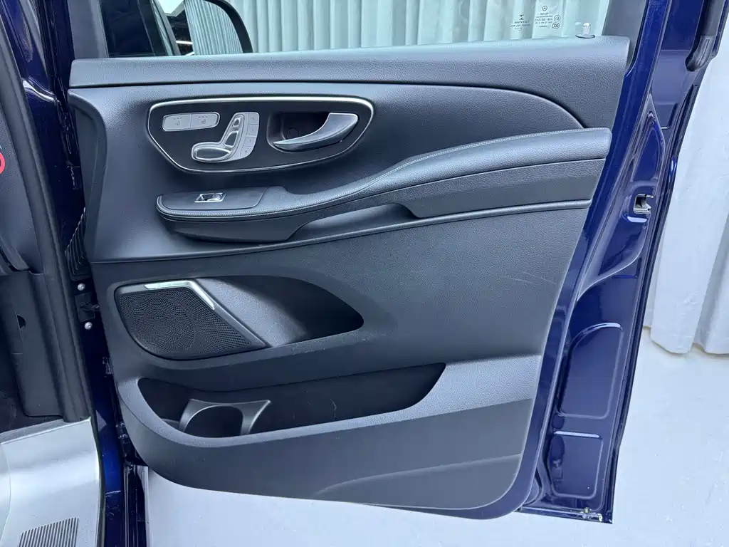 Mercedes-Benz V-Class 2022 — фото 12