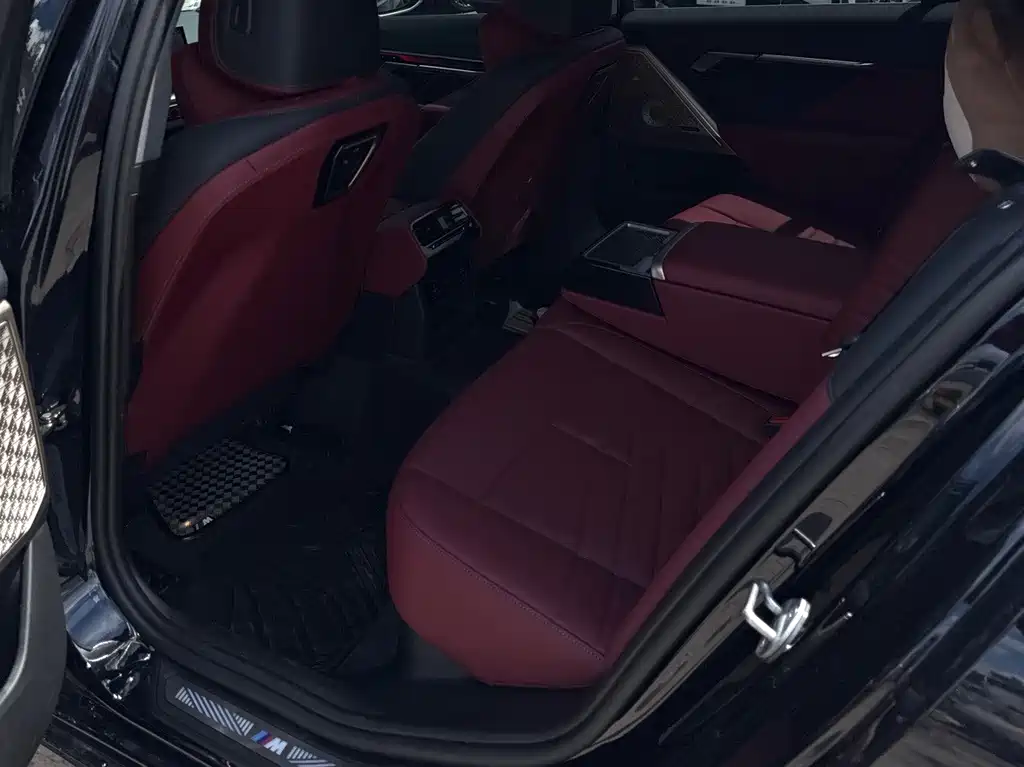 BMW 5 Series 2025 — фото 13