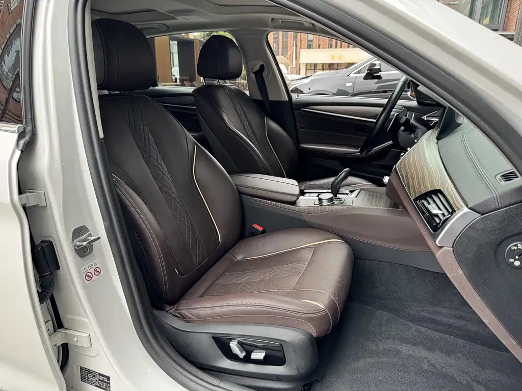 BMW 5 Series 2018 — фото 20