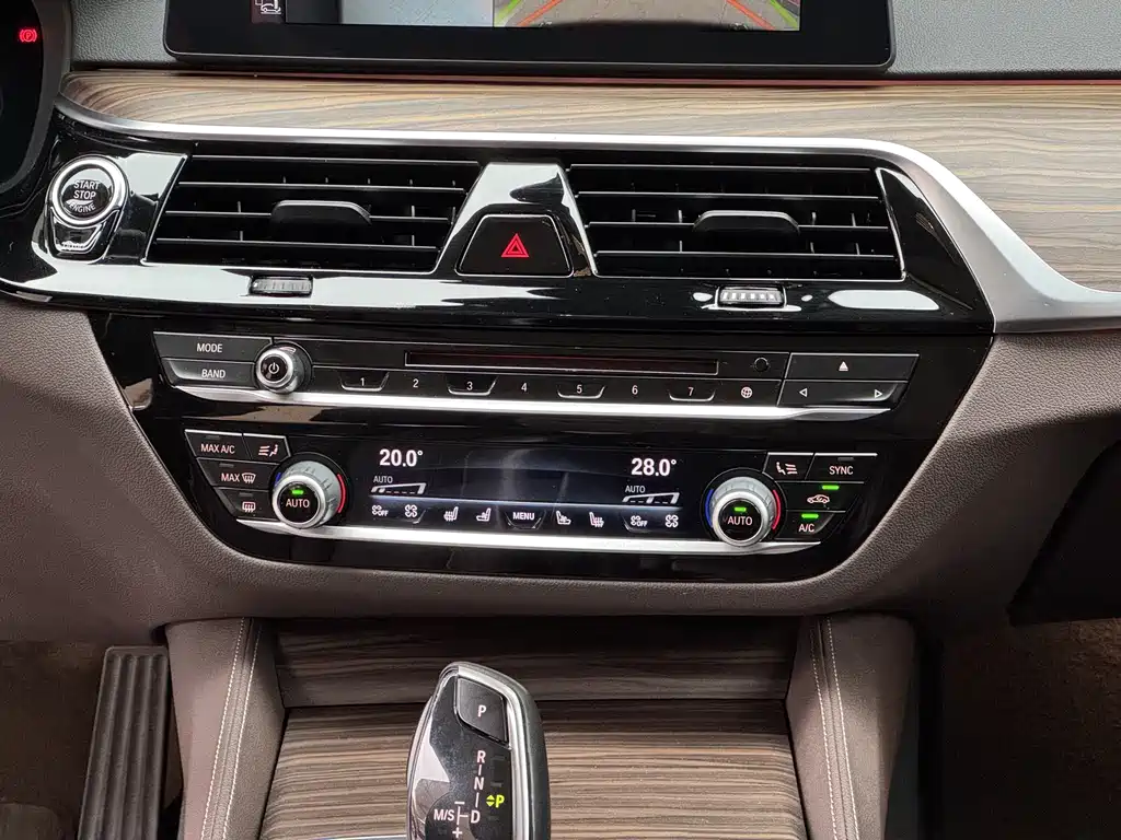 BMW 5 Series 2018 — фото 12