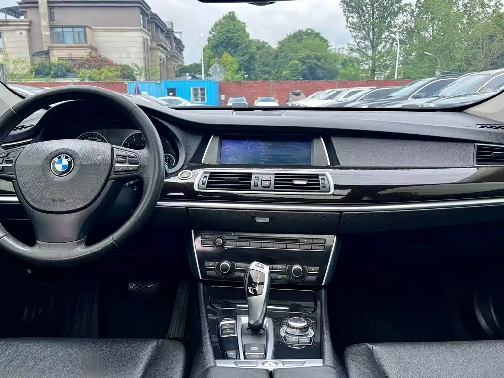 BMW 5 Series GT 2012 — фото 11
