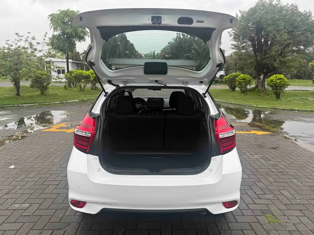 Toyota Yaris L 2017 — фото 15