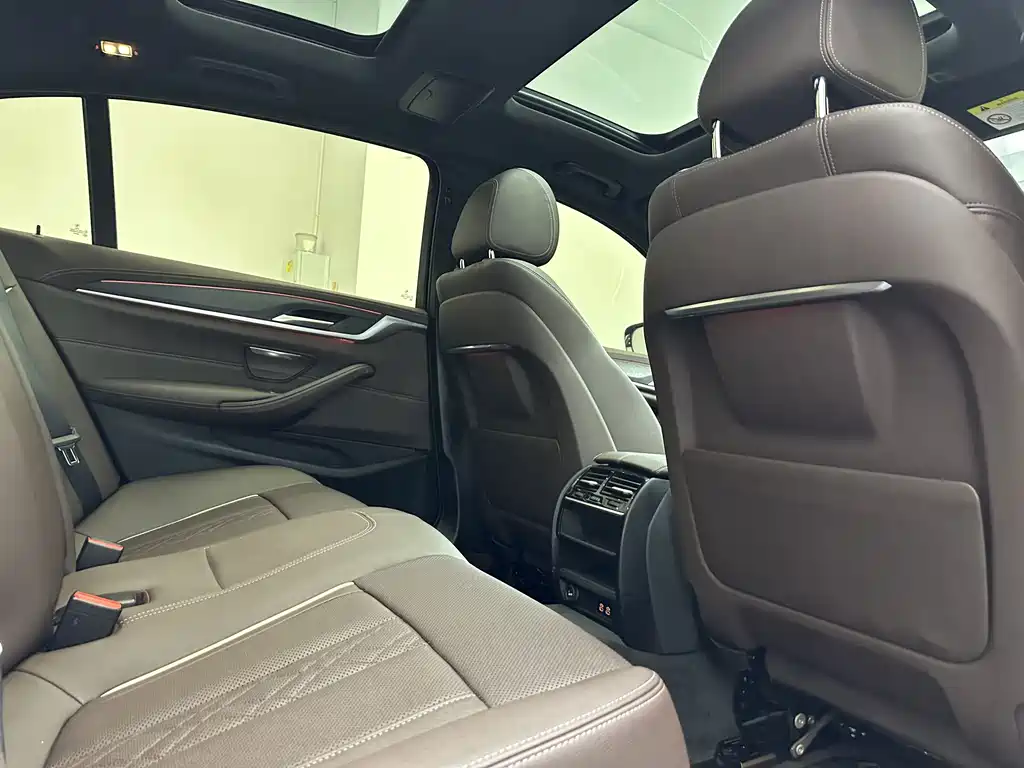 BMW 5 Series 2023 — фото 15