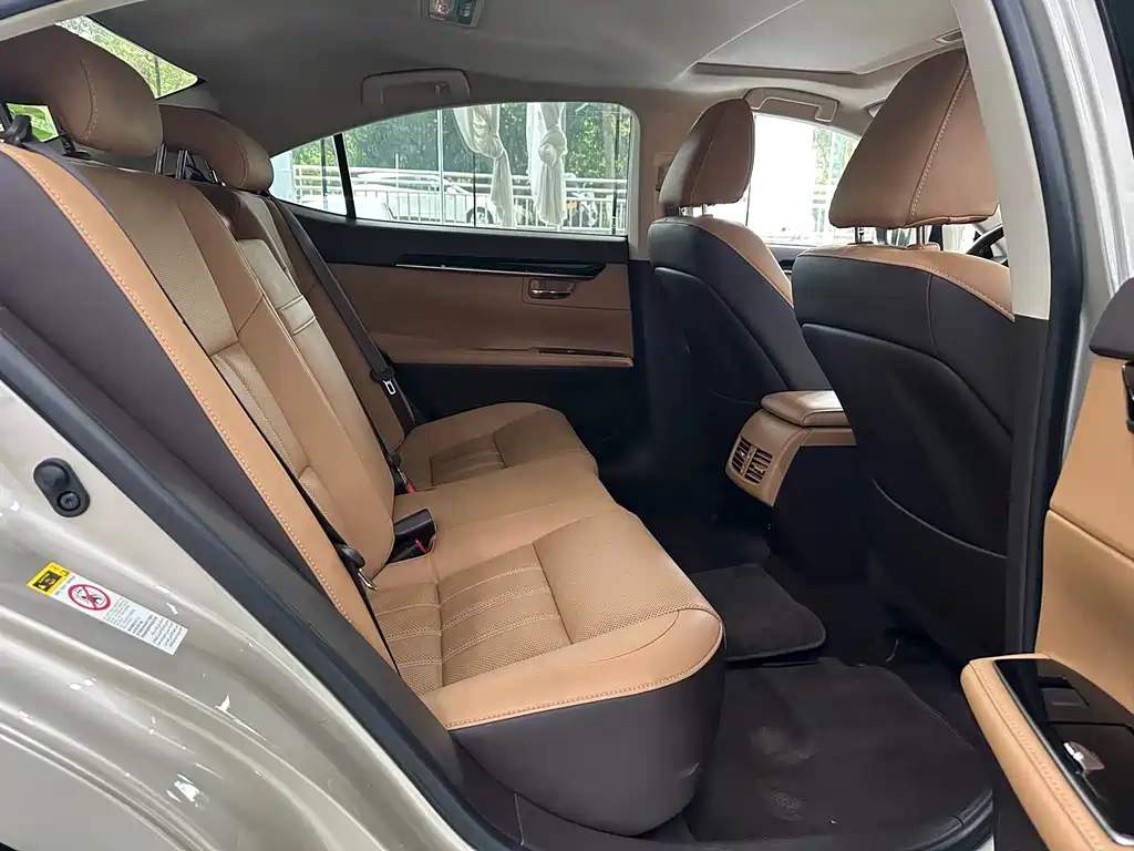 Lexus ES 2018 — фото 12