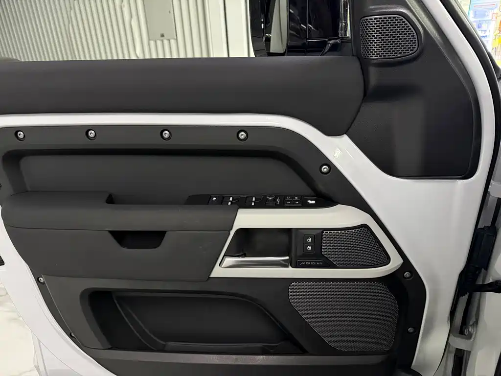 Land Rover Defender New Energy 2021 — фото 31