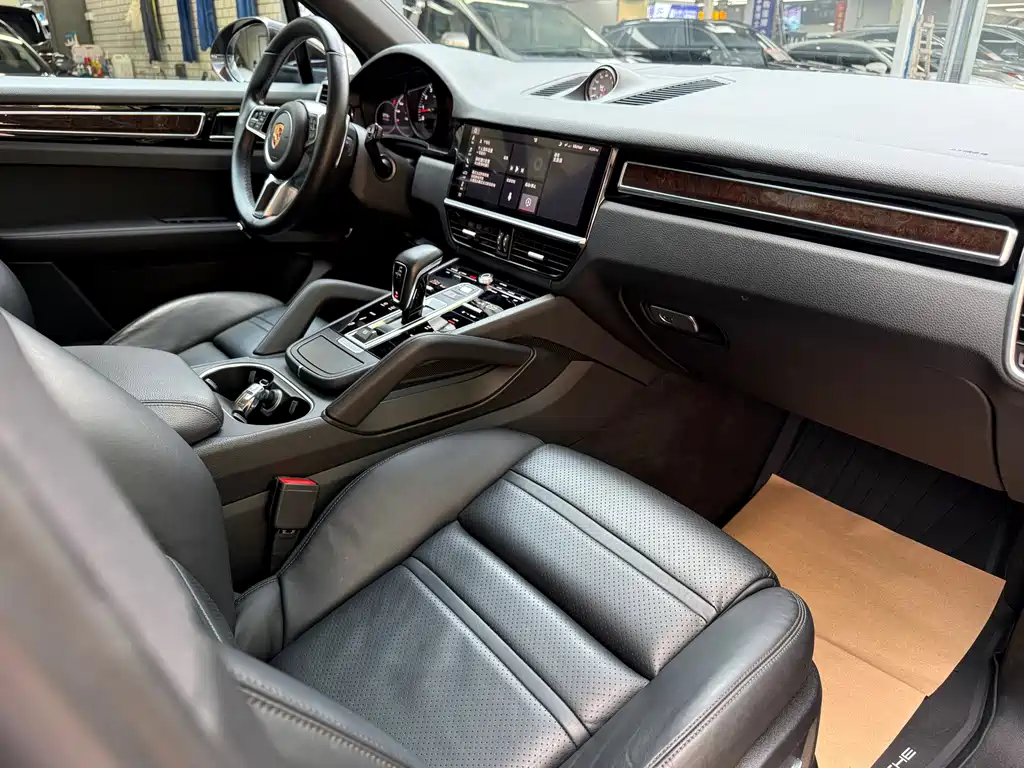 Porsche Cayenne 2018 — фото 16