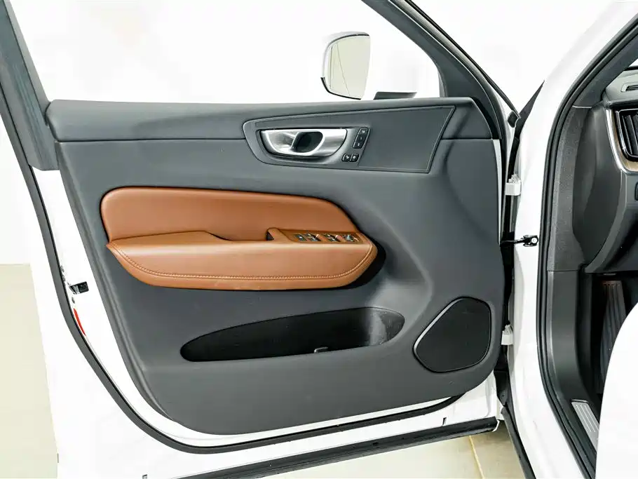 Volvo XC60 2023 — фото 16