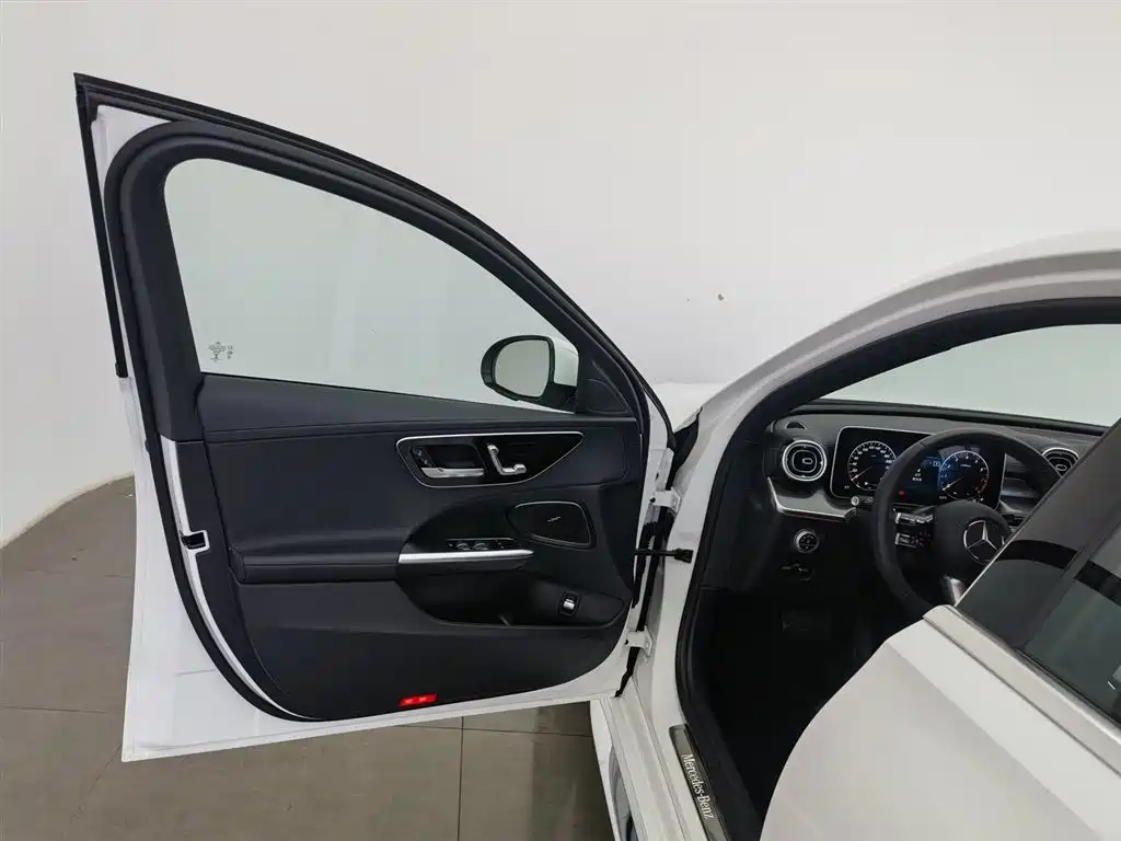 Mercedes-Benz C-Class 2023 — фото 8