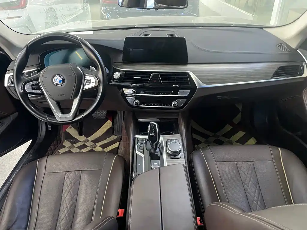 BMW 5 Series 2019 — фото 27