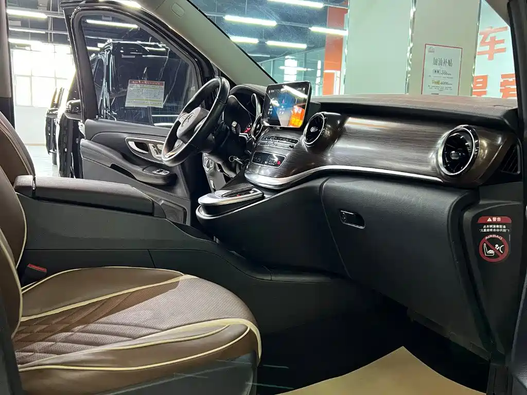 Mercedes-Benz V-Class 2022 — фото 15