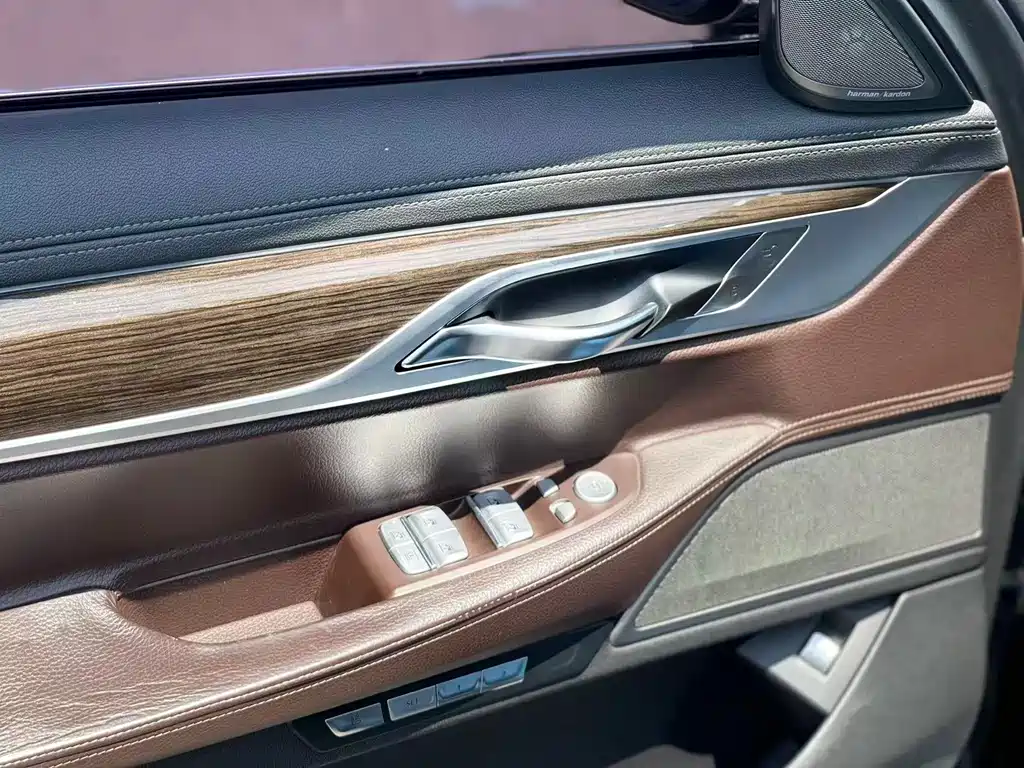 BMW 7 Series 2017 — фото 10