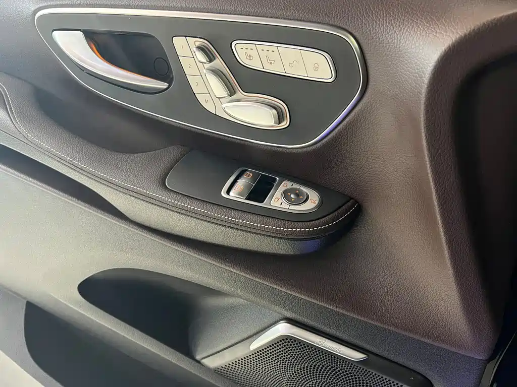 Mercedes-Benz V-Class 2023 — фото 21