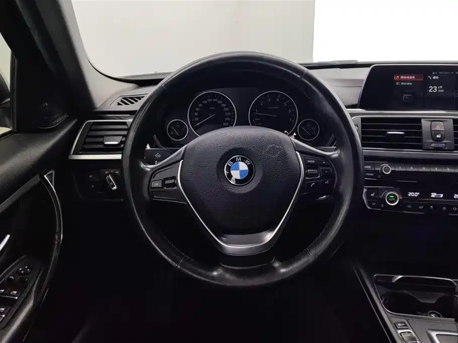 BMW 3 Series 2018 — фото 15
