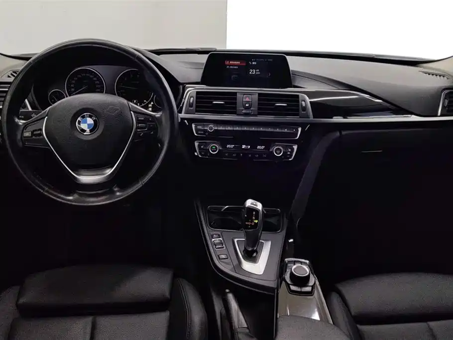 BMW 3 Series 2018 — фото 12