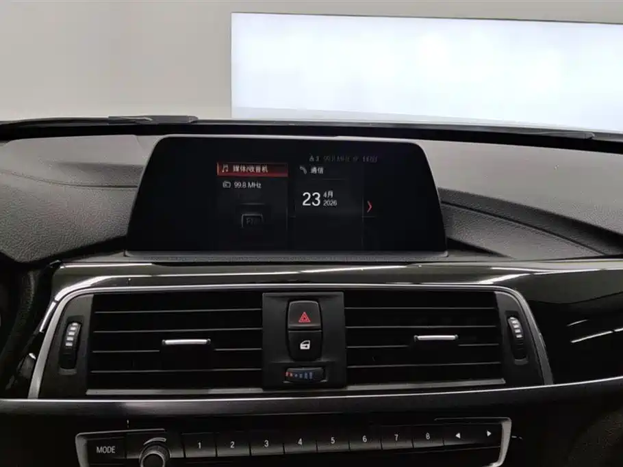 BMW 3 Series 2018 — фото 13