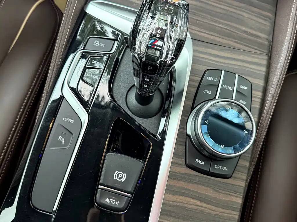 BMW 5 Series New Energy 2019 — фото 13