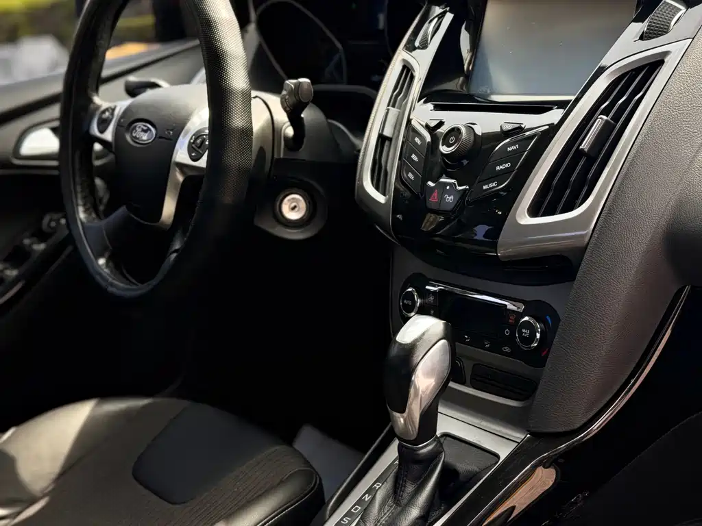 Ford Focus 2015 — фото 21