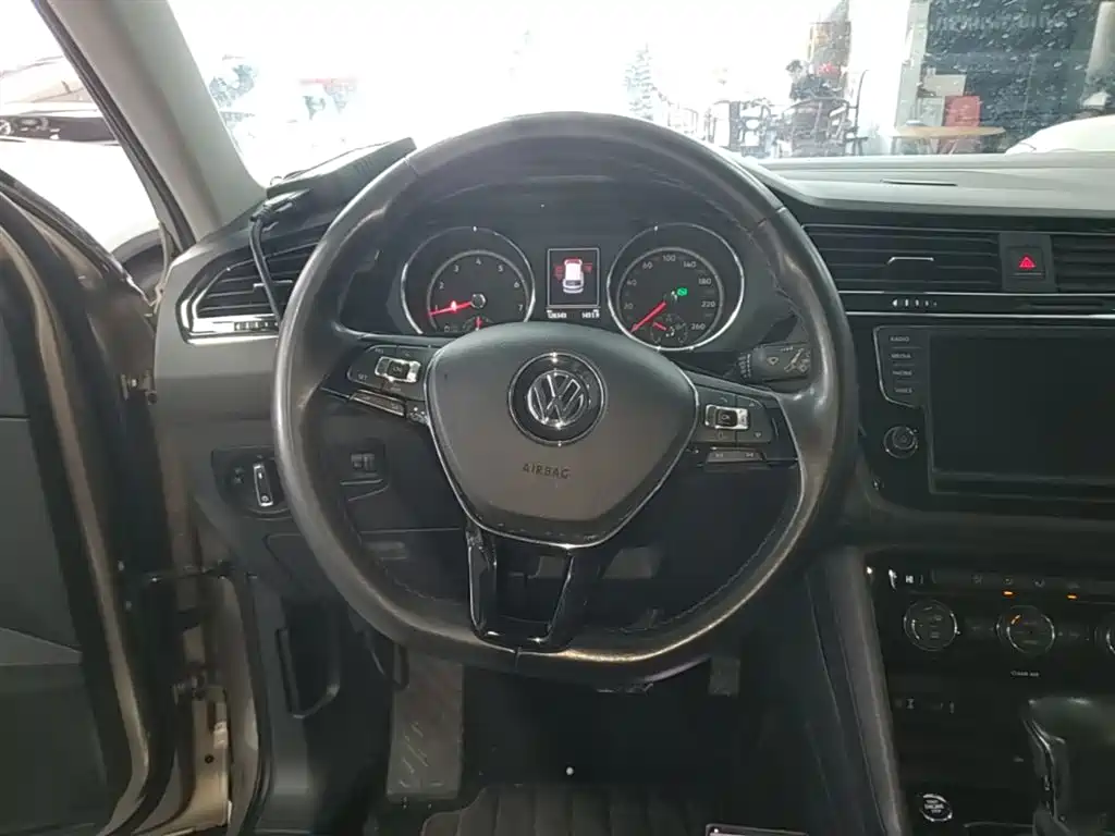 Volkswagen Tiguan L 2018 — фото 11